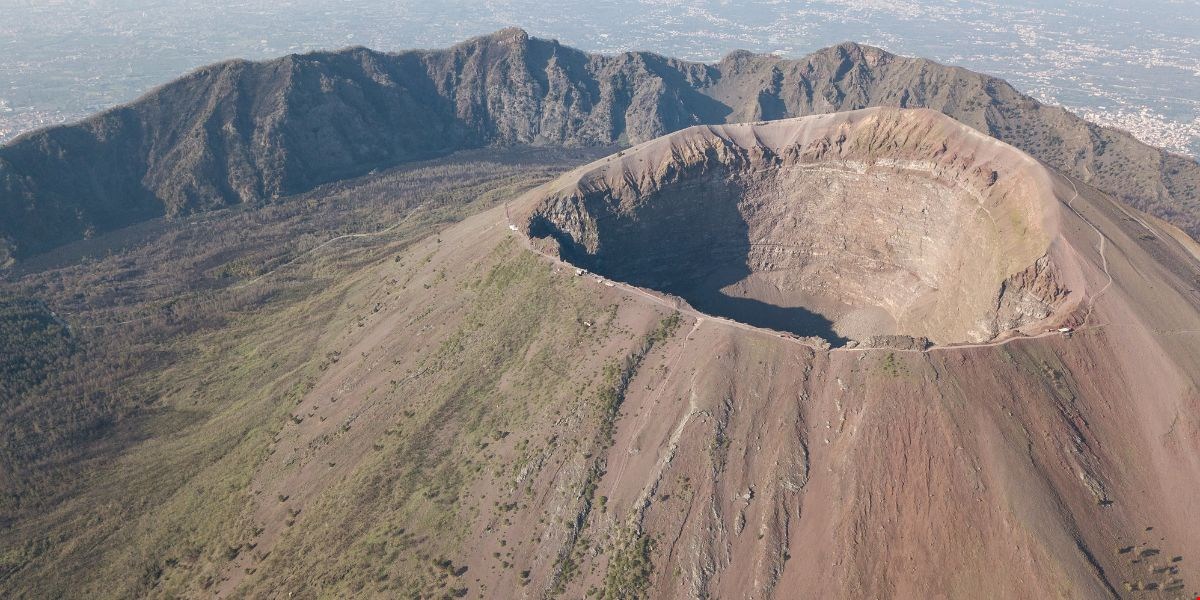 Incendio sul Vesuvio ad Agosto 2025: Danni Ambientali ed Economici di Grande Portata