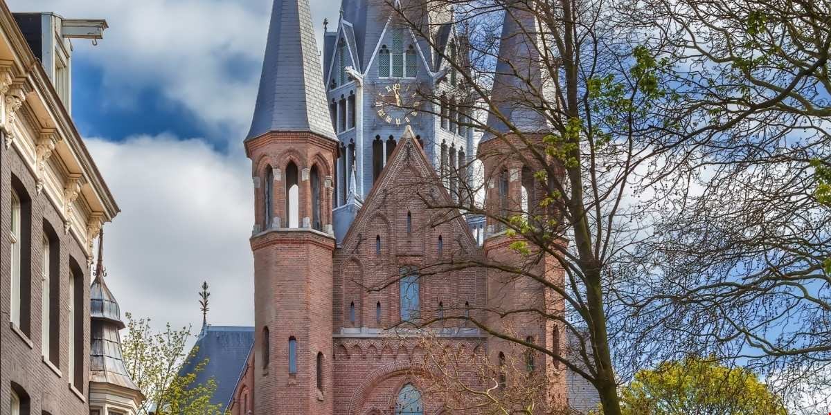 Incendio Vondelkerk Amsterdam: Crolla il Campanile Storico
