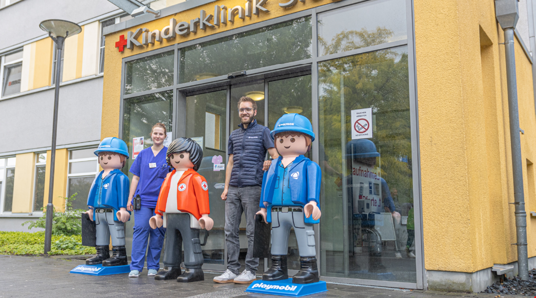 POLYGON Deutschland bringt Kinderaugen zum Leuchten: Neue XXL-Playmobilfiguren für die DRK-Kinderklinik Siegen