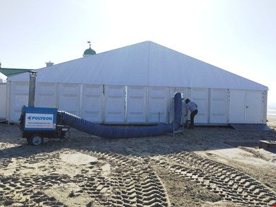 Polygon verwarmt evenement op het strand
